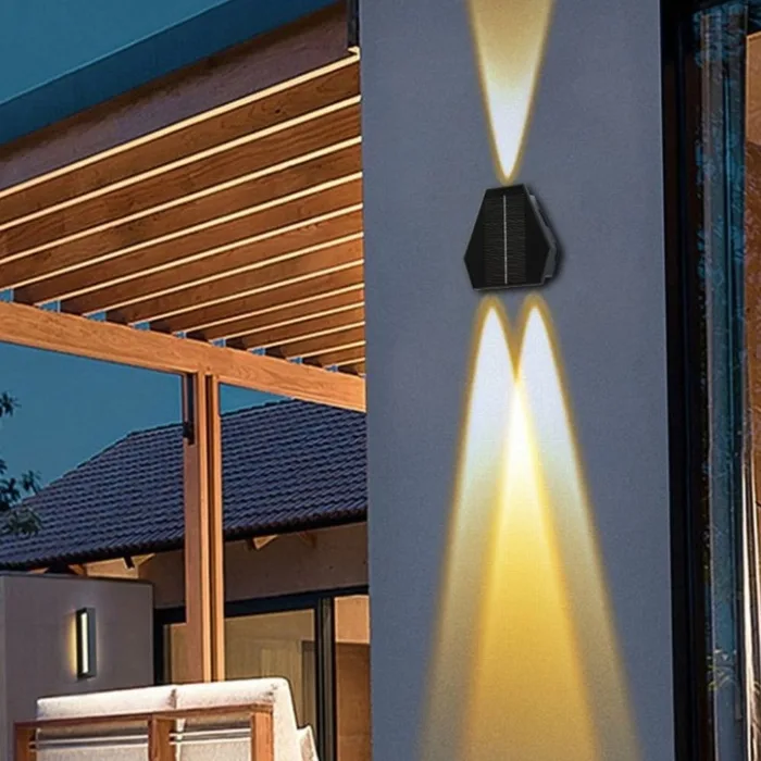 מנורת קיר אפ דאון סולארי מוגן מים. 3 לדים