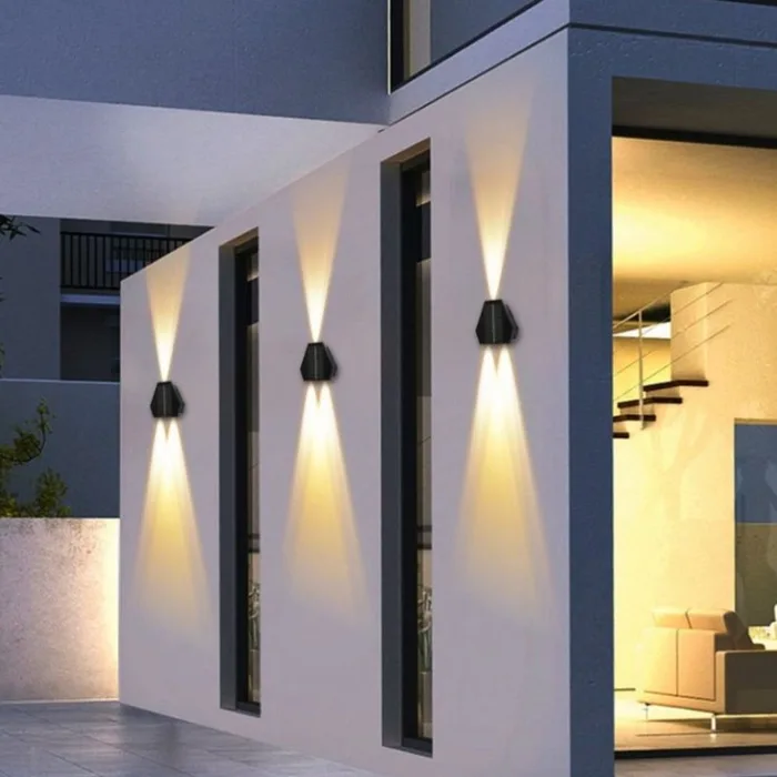 מנורת קיר אפ דאון סולארי מוגן מים. 3 לדים